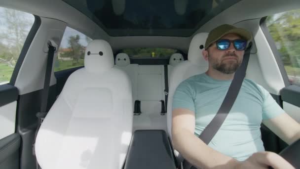Rijpe Mannelijke Bestuurder Tesla Model Auto Met Behulp Van Zelfrijdende — Stockvideo