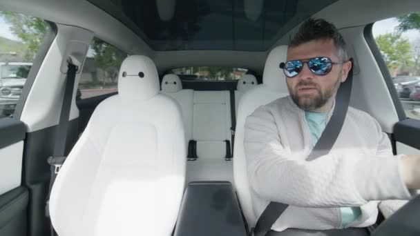 Felnőtt Férfi Vezető Belsejében Tesla Model Autó Saját Meghajtású Robotpilóta — Stock videók