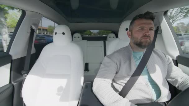 Reifer Männlicher Fahrer Tesla Model Mit Selbstfahrender Autopilot Technologie Einem — Stockvideo