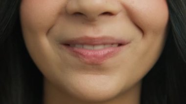 Mutlu Gülen İnsanlar Yakın Çekim Konsepti. Sağlıklı tenli, güzel beyaz dişli neşeli gülümseyen ve pembe dudaklı sıradan bir kadın. Duygusal eğlence ve neşe dolu yaşam tarzı konsepti 4K