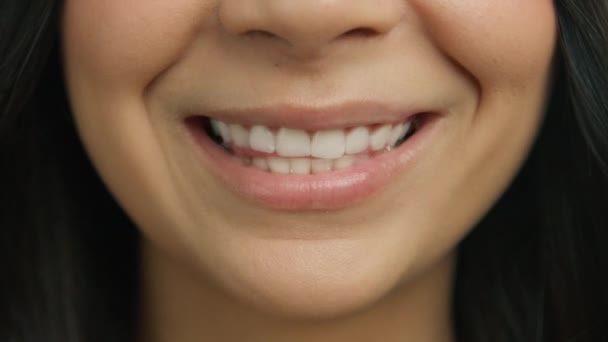健康的な肌と美しい白い歯を持つカジュアルな女性は陽気に笑顔とピンクの唇の背景 感情的な楽しさと喜びのライフスタイルのコンセプト4Kを表現 幸せな笑顔の人々のクローズアップコンセプト — ストック動画