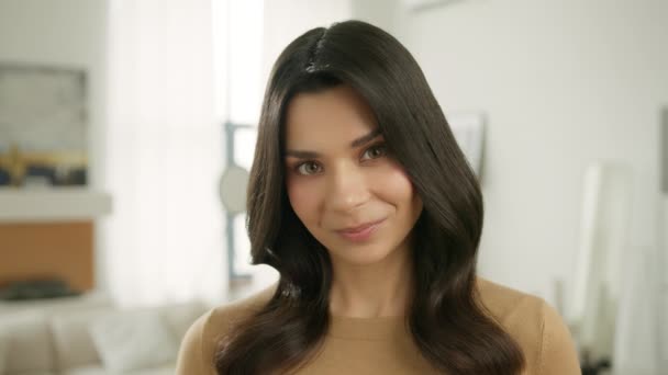 Zbliżenie Portret Młodej Luksusowej Seksownej Brunetki Flirtującej Patrząc Kamerę Jasnym — Wideo stockowe