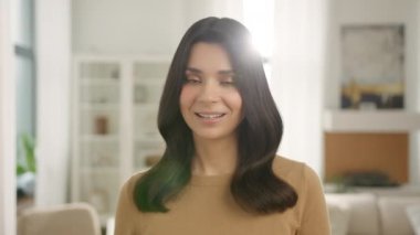Gülümseyen genç Latin kadın blogcu evde video konferans görüşmesi yapıyor. Vlog tutucu, evdeki yaşam stili blogunu kaydediyor. Kız web kamerasına bakıyor konuşuyor, görüntülü sohbet ediyor. Vlog kavramı