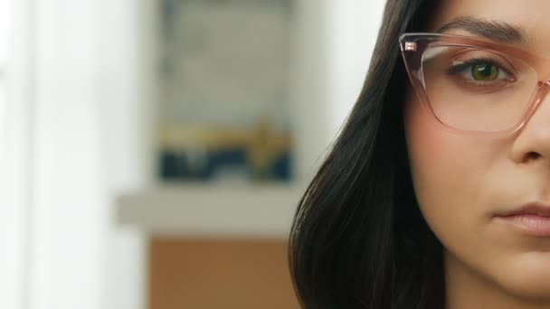 Gözleri Kapalı Okuma Gözlüklü Güzel Esmer Bir Bayanın Yarım Yüz — Stok video