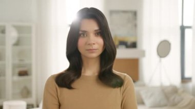 Serbest meslek sahipleri. Moda, güzellik konsepti. Güzel görünümlü, çok ırklı, güzel bir girişimcinin yavaş çekim portresi. Sakin, zarif, genç, esmer kadın kameraya bakıyor.