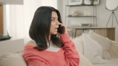 Keyifli esmer kadın arkadaşlarıyla telefonda konuşuyor ya da aile ferahlıyor modern evde beyaz dişleriyle gülümsüyor. Kız içerideki akıllı telefondan internetten sipariş veriyor, endişeli müşteri 4K