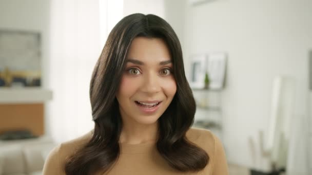 Zaskoczony Dość Uśmiechnięta Dziewczyna Eleganckim Beżowym Swetrze Top Pozowanie Jasny — Wideo stockowe