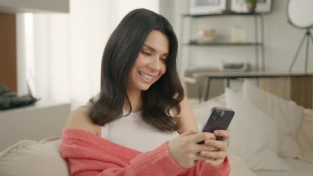 Портрет Счастливой Красивой Женщины Печатающей Экране Мобильного Телефона Помещении Крупный — стоковое видео