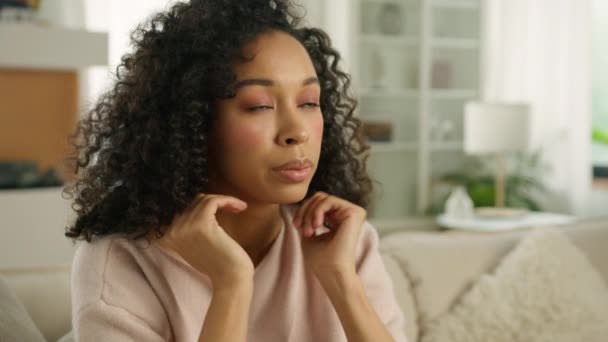 Nært Opp Ansikt Til Ansikt Trist Ung Afroamerikansk Enslig Kvinne – stockvideo