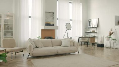 Dolly evde iç tasarım çekti. Yumuşak ve rahat yastıklı, modern, temiz oturma odası. Evim güzel evim. Sinema manzaralı şık şehir dairesi büyük pencereli, yüksek tavanlı