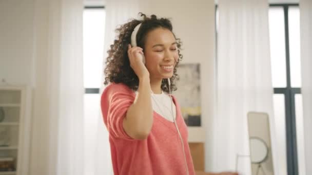 Κινηματογραφική Λήψη Νεαρών Αφροαμερικανών Χορών Τρελών Ακούγοντας Μουσική Λευκά Ακουστικά — Αρχείο Βίντεο