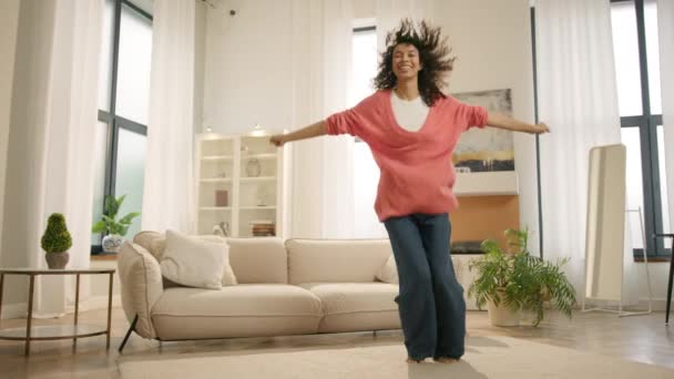 Szczęśliwy Mieszany Wyścig Dziewczyna Taniec Wewnątrz Mieszkania Poddaszu Zabawy Samotności — Wideo stockowe