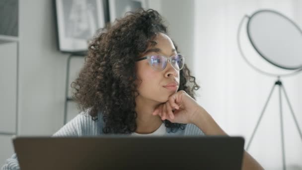 ノートパソコンで働く眼鏡の色の懸念の女性は 離れて自宅のオフィスで問題を解決することを考えています 深刻な女性を閉じますインスピレーションを検索 アイデアの意思決定の欠如を作る — ストック動画