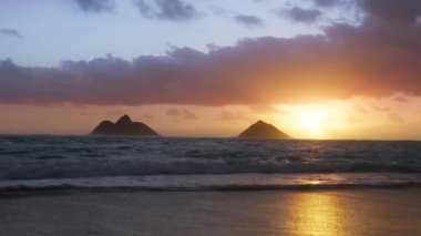 Güneş doğarken 4k kırmızı renkli pembe bulutlar ve Hawaii sahilinden yükselen altın güneş. Seyahat tatili için doğa arka planı, Yeni başlangıç, İlham Görünümü, Zen Meditasyon Konsepti videosu