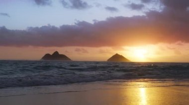 Yanan gökyüzü ve parlayan altın dalgalarla dramatik deniz gündoğumu. Oahu, Hawaii Adaları 'ndaki Paradise Beach Sunrise, ABD. Ufuktaki altın güneş. Yaz sahili gün batımı deniz manzarası. Fantastik doğal renk bulutları 