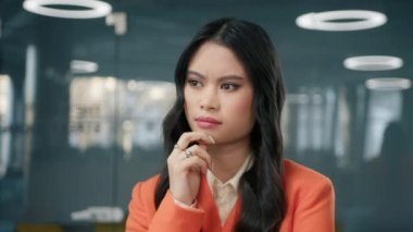 Asyalı kadın avukat iş ortağı ya da müvekkil arıyor ve iş davasını dinliyor. Kendine güvenen girişimci iş kadını profesyonel finans müdürü portresi modern kıyafet yönetmeliğinde