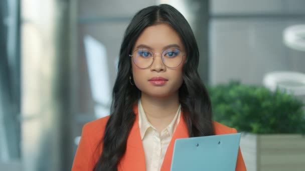 Retrato Uma Mulher Negócios Asiática Óculos Elegantes Posando Com Prancheta — Vídeo de Stock