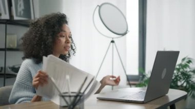 Belgelerle çalışan kendine güvenen bir iş kadınının modern ofis bilgisayarındaki iç çekiş konuşmalarını bitirmesi. Güzel, renkli bir kadın. Bilgisayarı kapatırken önemli bir iş yapıyor.