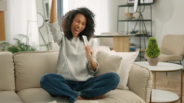 Щаслива Афроамериканка Молода Жінка Весело Співає Вдома Мікрофоні Цікава Змішана — стокове відео
