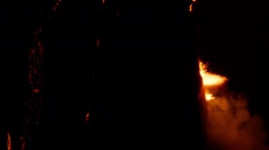 Hawaii Mauna Loa volkanik patlamasından havaya fışkıran 9 'a 16' lık dev lav çeşmesi dikey atışı. Kırmızı turuncu, parlak, sıcak magma geceleri volkandan püskürüyor. Dramatik çekim Kırmızı Kamera