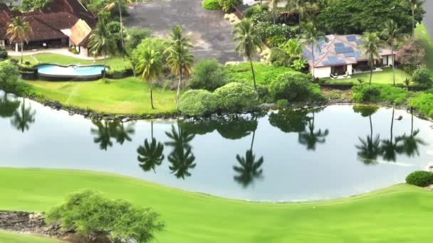 Scénický Pohled Drahé Letní Prázdninové Domy Výhledem Jezero Zelené Golfové — Stock video