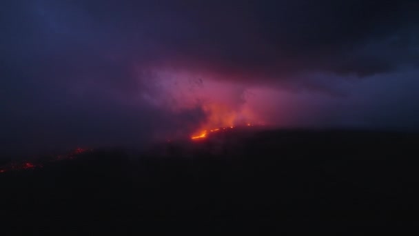Uma Incrível Erupção Vulcânica Dramática Voador Louco Acima Rio Lava — Vídeo de Stock