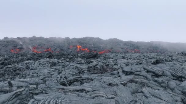 Drone Volando Rocas Lava Negra Humeantes Lava Fundida Caliente Roja — Vídeos de Stock