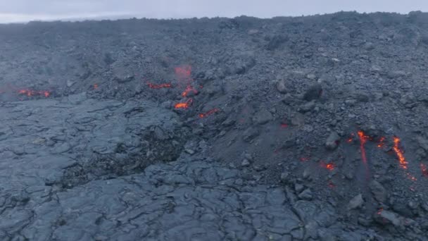 Luchtfoto Van Stomende Zwarte Lava Rotsen Vulkaan Uitbarsting Mauna Loa — Stockvideo