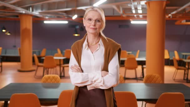 有信心的成功女性穿着时髦的眼镜 坚强的女经理女老板50岁 — 图库视频影像