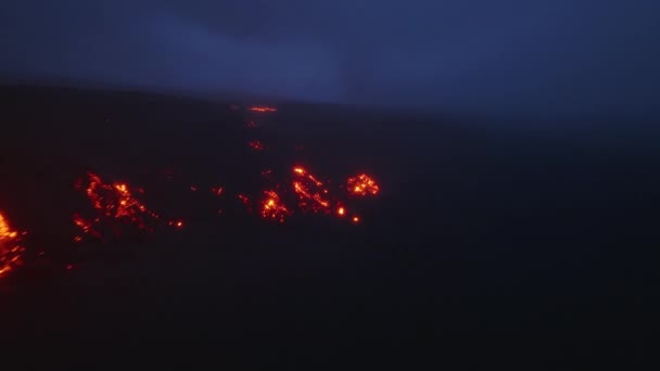 日没後 または日の出前に 赤い熱い溶岩流が暗く輝いています 活火山噴火の上の風光明媚な航空 ハワイの国立公園キラウエア火山の自然の息をのむような景色ビッグアイランド — ストック動画