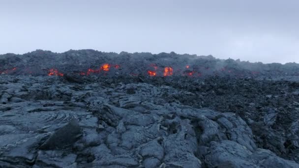 Drone Voando Para Frente Lava Quente Vermelha Fluindo Congelando Com — Vídeo de Stock