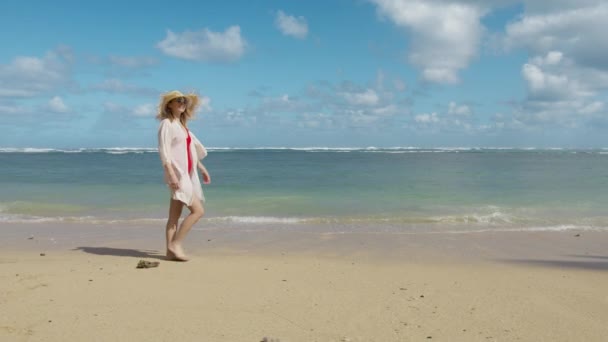 風光明媚な白い砂浜を歩くロマンチックな女性の真珠の水で 美しい海の背景でハワイのビーチでリラックスしている女性 ファッショナブルな流行のブーホスタイルの女の子 旅行休暇 夏の屋外 — ストック動画