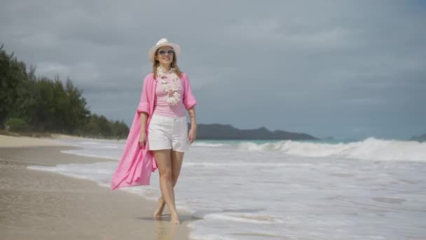 伝統的なハワイのレイを身に着けている美しいエレガントなアメリカ人女性オアフ島の夏のビーチ ハワイ島Usa Redカメラ4Kでスローモーション撮影 笑顔の女性がハワイの休日に笑っている — ストック動画