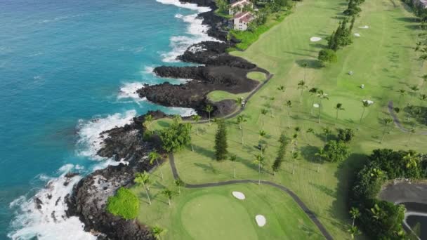 拥有蓝色大海和绿色高尔夫球场景观的昂贵夏季度假别墅的美丽景色 生活在夏威夷太平洋大岛异国情调的豪宅中的富人 美国假期4K — 图库视频影像