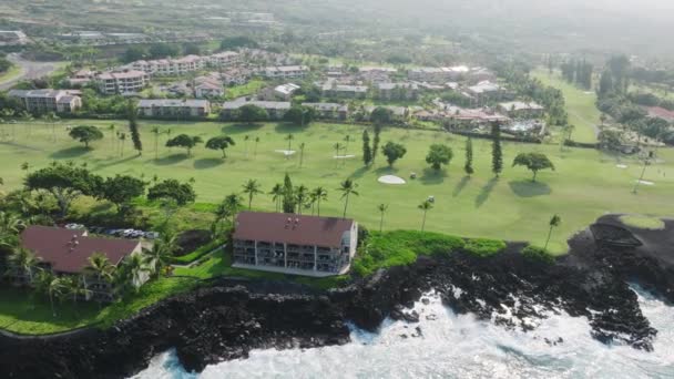 充满海洋和绿色高尔夫球场风景的昂贵的夏季度假别墅的史诗般的景色 生活在夏威夷太平洋大岛异国情调的豪宅中的富人 美国假期租金4K — 图库视频影像