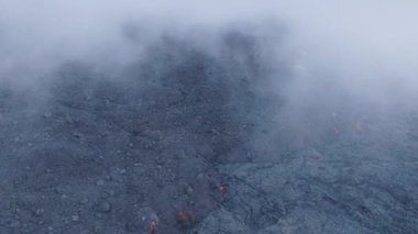 Uçan dron, siyah kömürlerde dumanla sıcak lav akıntısı ve donma üzerinde uçabilir. Pasifik Okyanusu 'ndaki Hawaii Adası' ndaki aktif volkanın duman yüzeyi.