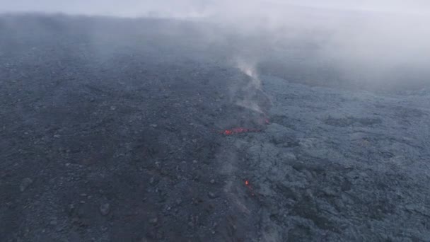 Tiro Aéreo Drone Lava Quente Vermelha Fluindo Congelando Com Fumaça — Vídeo de Stock
