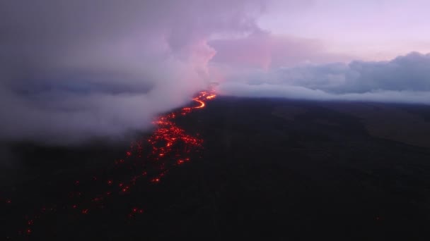 Zapierający Dech Piersiach Zachód Słońca Nad Aktywnym Wybuchem Wulkanu Hawajskiej — Wideo stockowe
