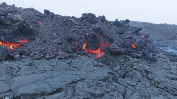 Vulkaanuitbarsting Berg Mauna Loa Vloeiende Lava Zwarte Rotsen Rood Hete — Stockvideo