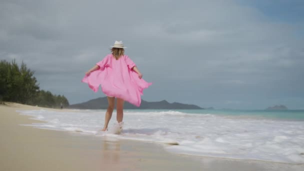 旅行の休日に晴れた日を楽しむ女の子 完璧な夏の背景 ハワイの休暇を祝う美しいエレガントな女性 スローモーションショットオンRedカメラ女の子持っています楽しいです熱帯の海のビーチオアフ島 — ストック動画