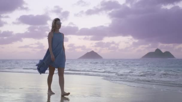 快乐的女人赤脚行走在美丽的兰尼凯海滩和莫库鲁阿岛 在电影日出的天空中看到粉色的云彩 去美国夏威夷的风景度假旅游Red — 图库视频影像
