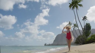 Yaz tatili yeni anılar seyahat konsepti. Gezgin ya da seyahat blogcusu güzel tropikal plajlar, orman dağı vadisi sinematik arka planından geçer. Yaz tatilindeki mutlu kadın mı yoksa Hawaii macerası mı?