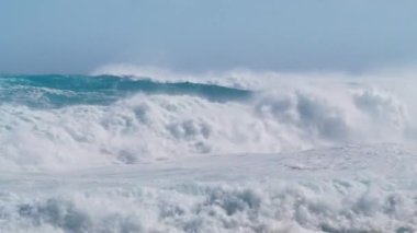 Doku ve rüzgar spreyli ağır çekim varil dalgası. Mavi Hawaii adası Kuzey kıyısındaki Oahu 'da yavaş çekim yapan doğal harikalar. Sert rüzgar ile tehlikeli sörf koşulları 4K