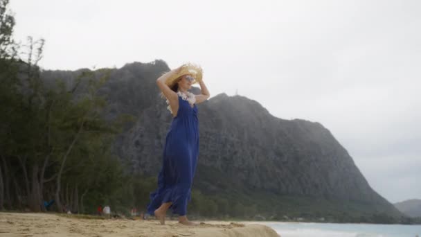 红色相机全景拍摄周围的旅行女士与莱花无颈站在风景秀丽的瓦胡岛4K 30年代正宗的女旅行家 穿着紫色马西博伊风格的衣服 欣赏夏威夷海滩美景 — 图库视频影像