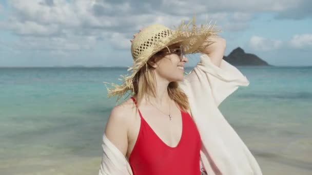 배경에 미인의 하와이 해변의 아름다운 하와이 섬에서 밀짚모자를 햇살을 즐기고 — 비디오