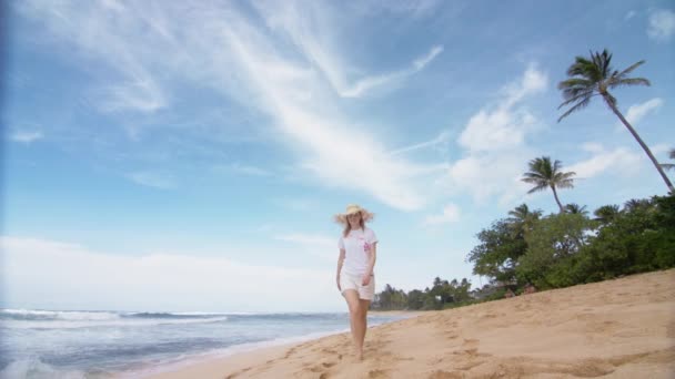 Koncepcja Wolnoruchomej Plaży Uśmiechnięta Dziewczyna Słomkowym Kapeluszu Plaży Zielonymi Palmami — Wideo stockowe