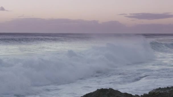 Piękne Morskie Tło Powolny Ruch Zdjęcia Kamery Red Skalista Plaża — Wideo stockowe