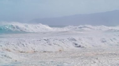 Kuzey kıyısında Oahu mavi Hawaii adasında yaz tatili. Güçlü rüzgar 4K ile tehlikeli sörf koşulları. Doku ve rüzgar spreyiyle yavaş hareket eden varil dalgası, kırmızı kamerada ham doğal harikalar görüntüsü