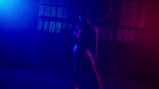 在倾盆大雨和灯光的映衬下 性感女人在城市车库表演色情诱人的舞曲 电影音乐录影带拍摄年轻优雅的职业女性舞者穿着湿衣 — 图库视频影像