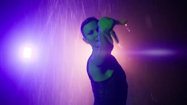 身着湿体衣的年轻而优雅的职业女性舞蹈演员的电影特写正在城市车库舞台上上演情色诱人的舞剧 背景音乐为4K — 图库视频影像
